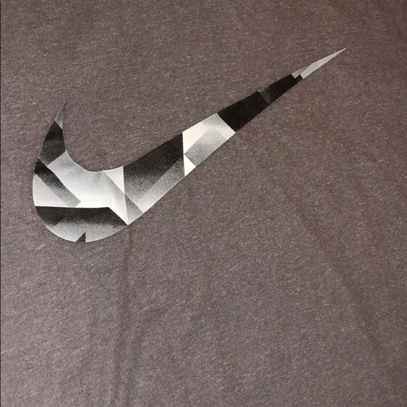 Two athletic shirts - Picture 4 of 5